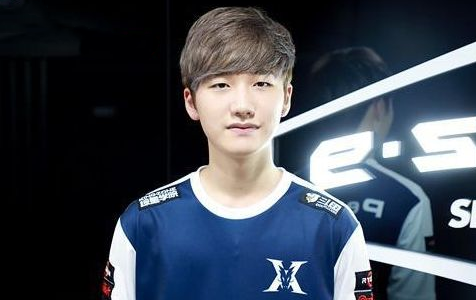 英雄联盟:小花生在lgd遭受冷暴力,中单称他是哑巴不如替补