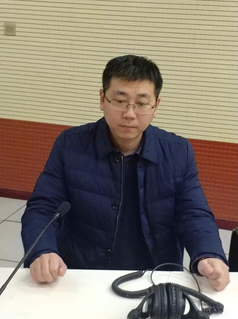 点半,市不动产登记服务中心副主任梁俊峰带领该中心产权科科长王济航