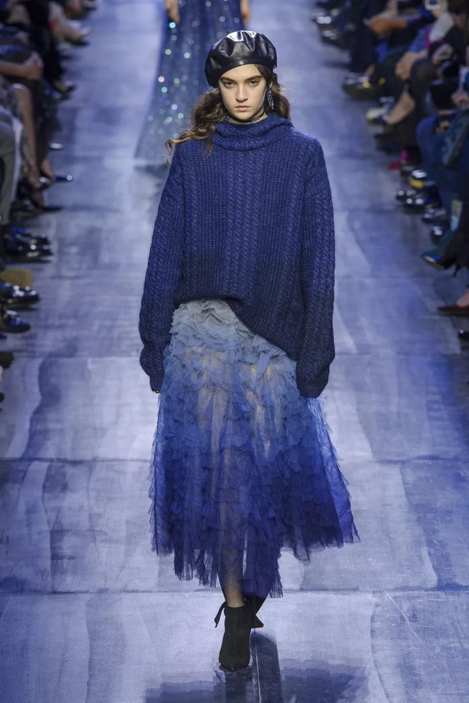 dior的品牌创始人christiandior曾说:"蓝色和黑色是象征服装质感的