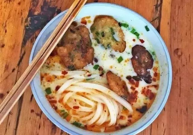 思南千层粉思南千层粉是当地百姓款待亲朋好友的一种佳肴,千层粉据说