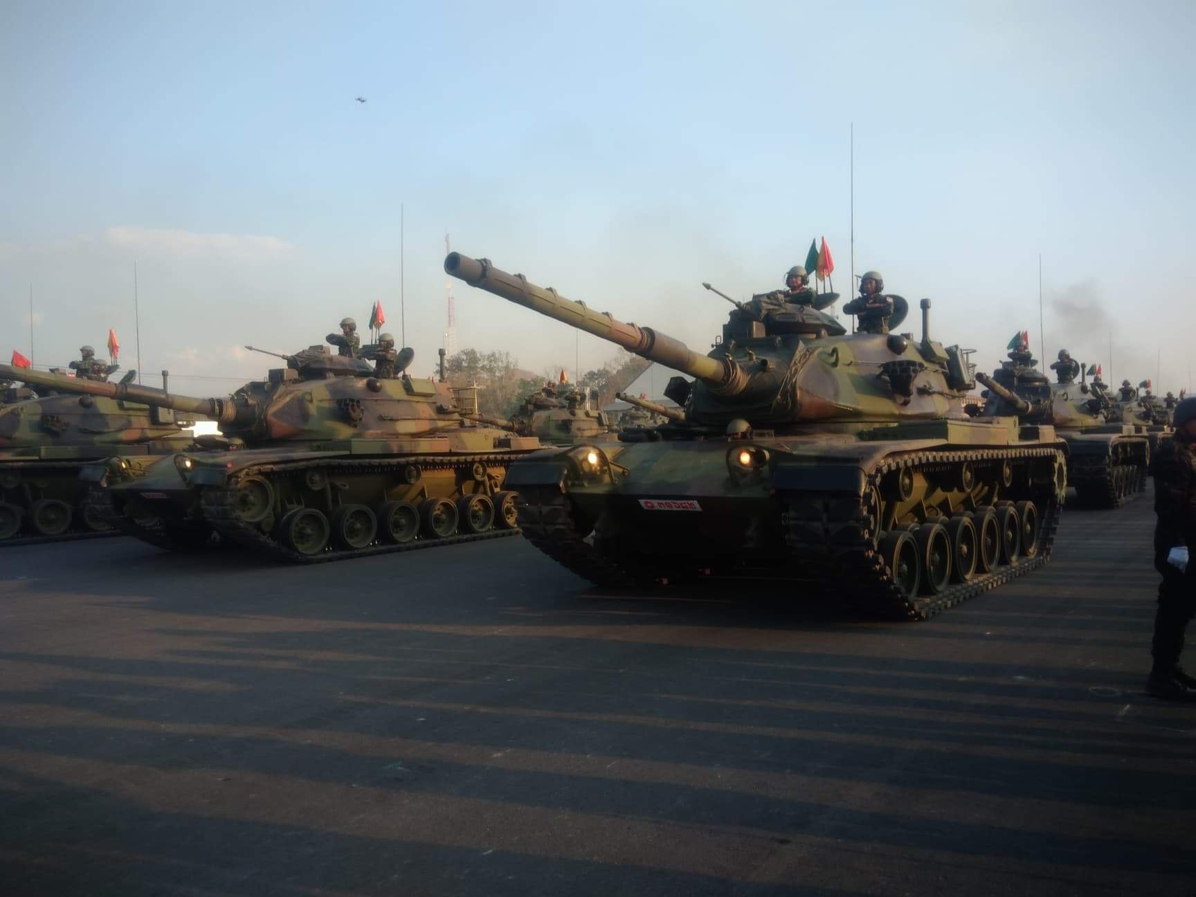 泰国阅兵彩排 中国vt4坦克和美制斯崔克战车同场受阅