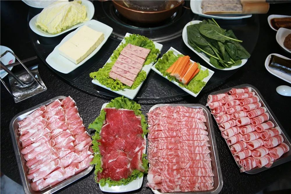 御凰鼎在呼伦贝尔那是有合作牧民的,有鉴定证书,肉都是店家自己开冷柜