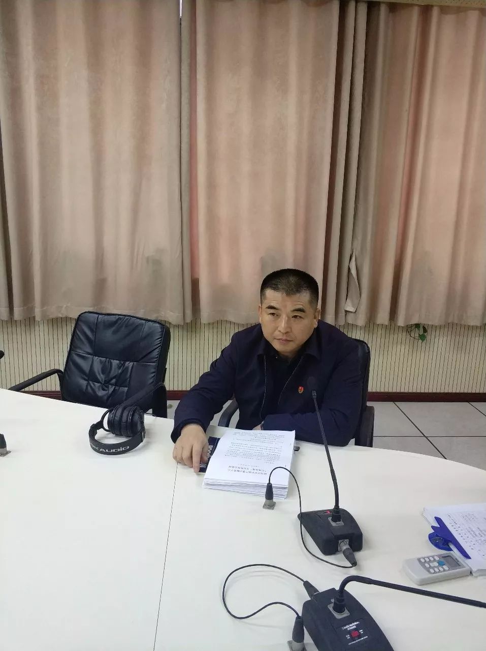 点半,市不动产登记服务中心副主任梁俊峰带领该中心产权科科长王济航