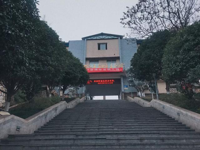 这个藏在半山腰的公园,承载了多少老内江人的回忆