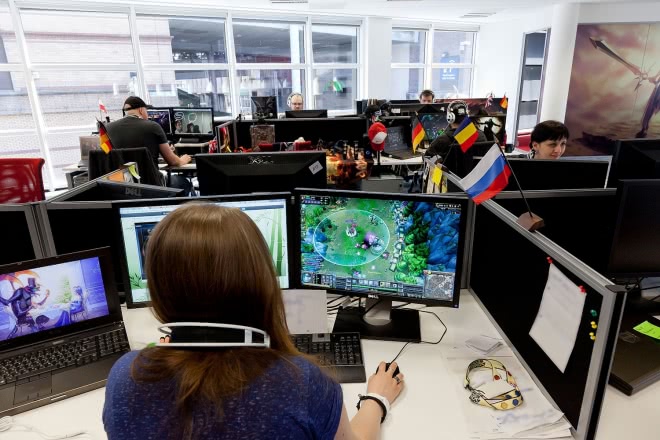 在拳头公司上班有多爽?打游戏是工作,零食堆成山,年假休不完