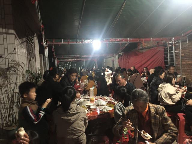 农村新生儿过满月宴席看看主家酒席都上什么菜吃的太过瘾了