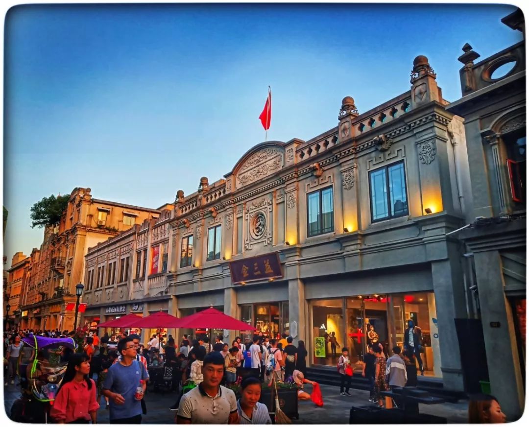 五马街全长424米,街道以独特民国风建筑元素为基础,反映了民国时期