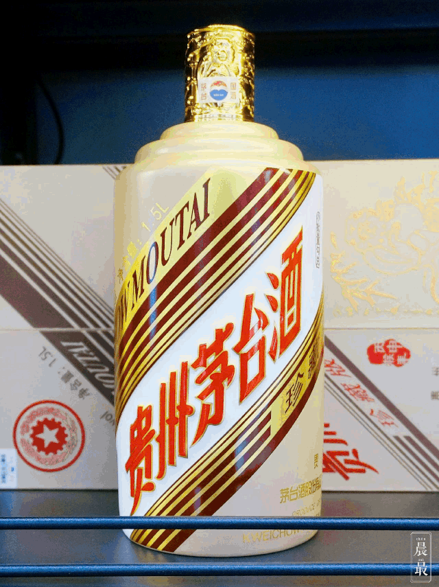 这金灿灿的瓶身好惹眼~这款呼应中国馆的53度茅台是世博会纪念酒,意义