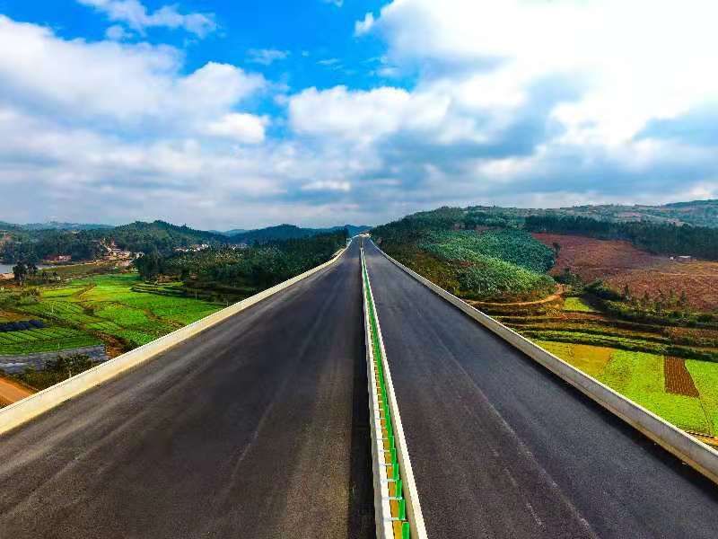 石泸高速公路红河段由中国电力建设集团有限公司承建,项目投资34个亿