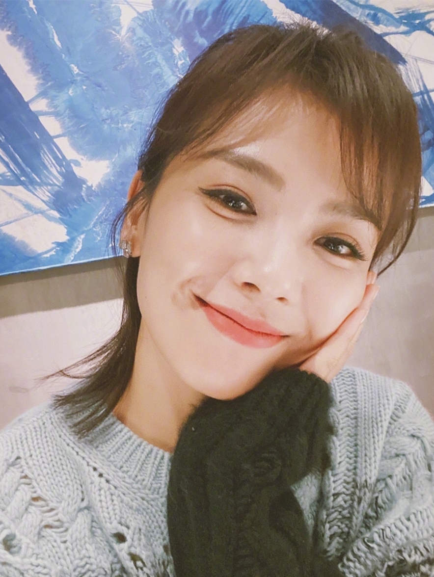 刘涛亲自示范,自拍怎么拍脸更显小!效果立竿见影