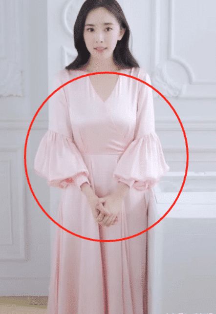 原创杨幂少女人设不保胸部下垂小腹隆起引网友嘲笑像个奶妈