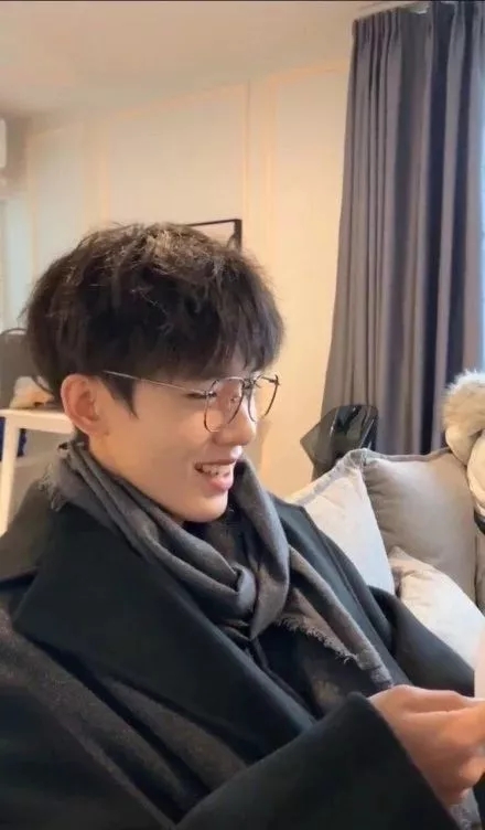 新晋初恋男友脸,,校园翻版肖战,别人家的学弟也太可了吧!_叶航