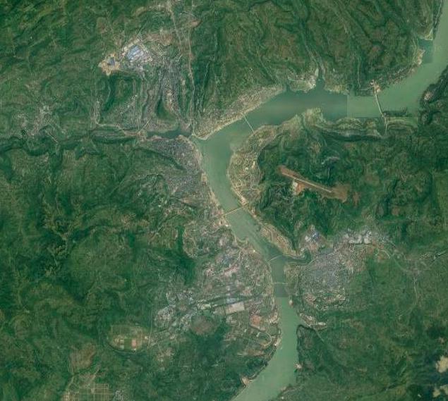 卫星上看重庆万州城市被长江隔开机场建在一座山上