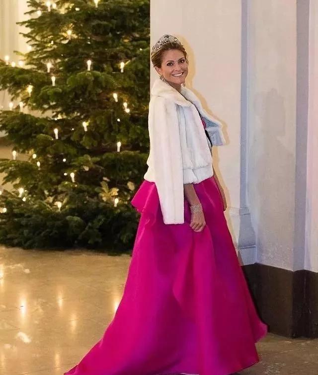 收到"white tie"邀请函女士该怎么穿?讲究到头发丝儿_着装