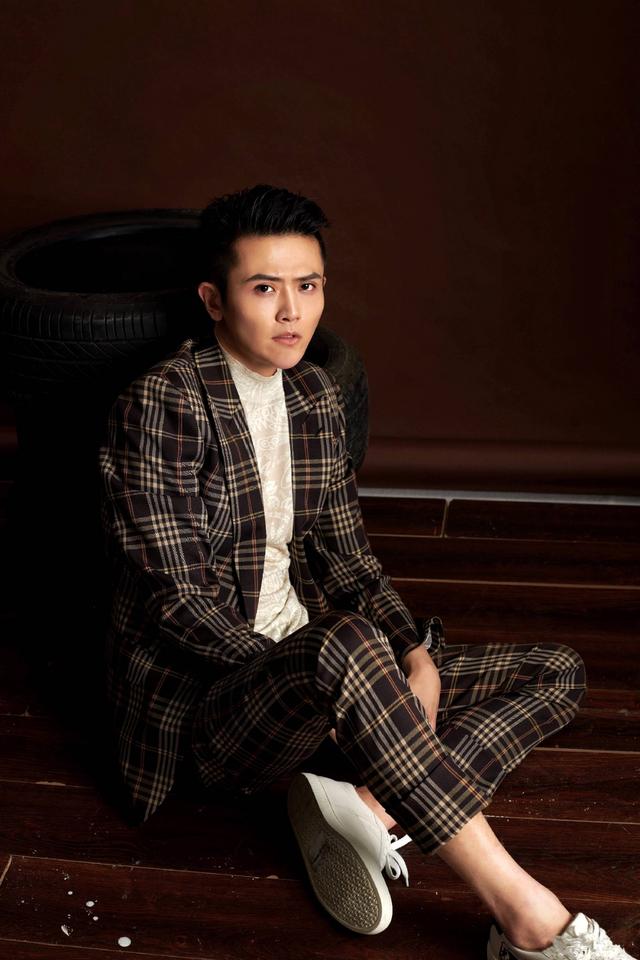 刘端端一袭黑白条纹西服套装出席活动,侧身而立宛如正义使者,全身都