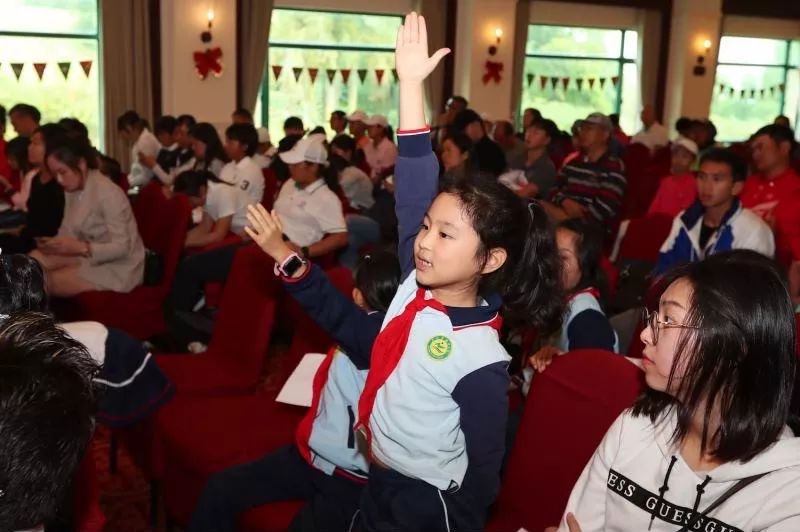 冯珊珊建议小球员尽量兼顾学业和高尔夫,若非在十六七岁已经展露出