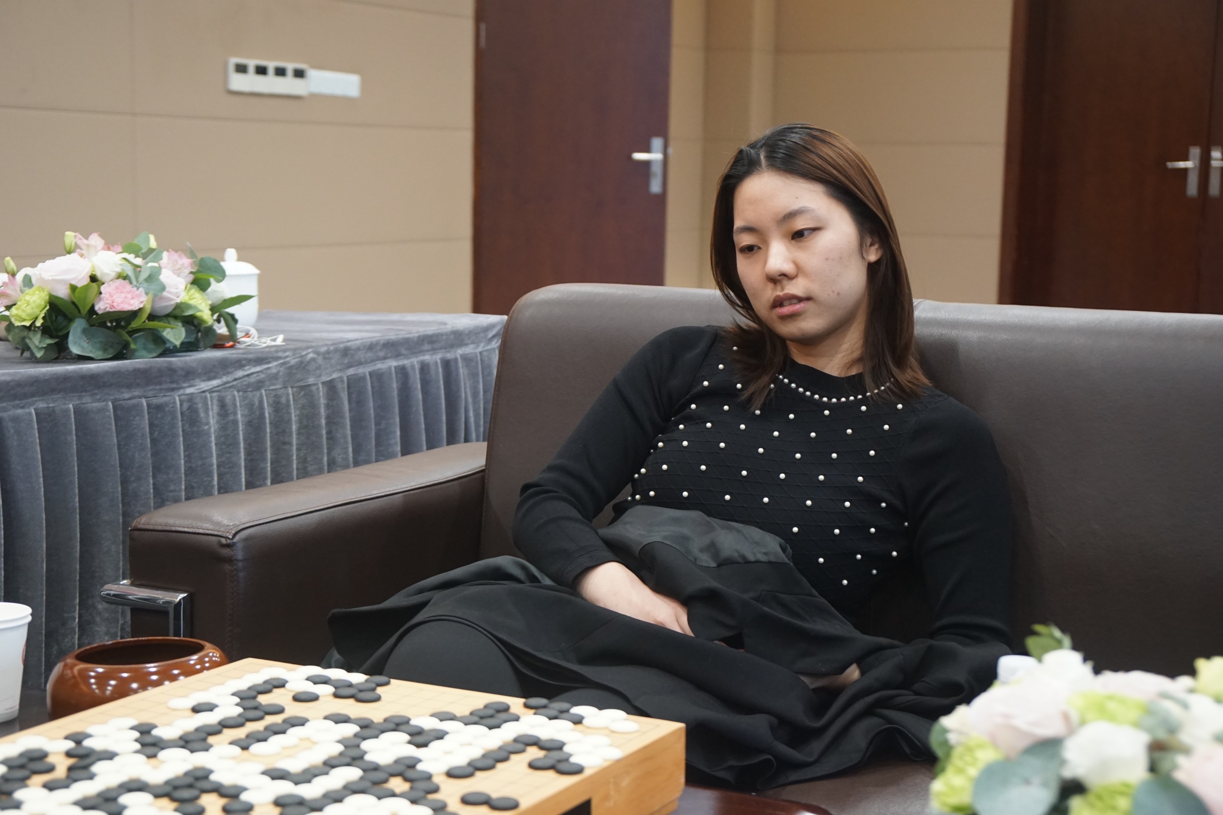 王爽赛后建桥集团董事长周星增关注复盘本届建桥杯主办单位为中国围棋