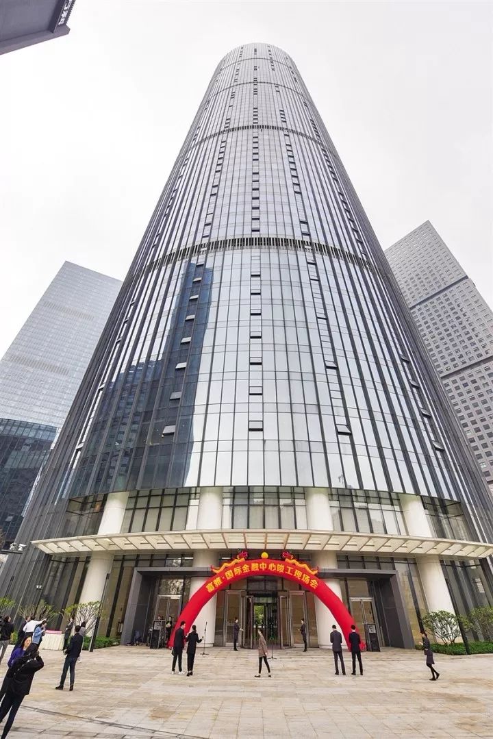 交投大厦竣工.本报记者叶子榕 摄 ▲富雅·国际金融中心建成.