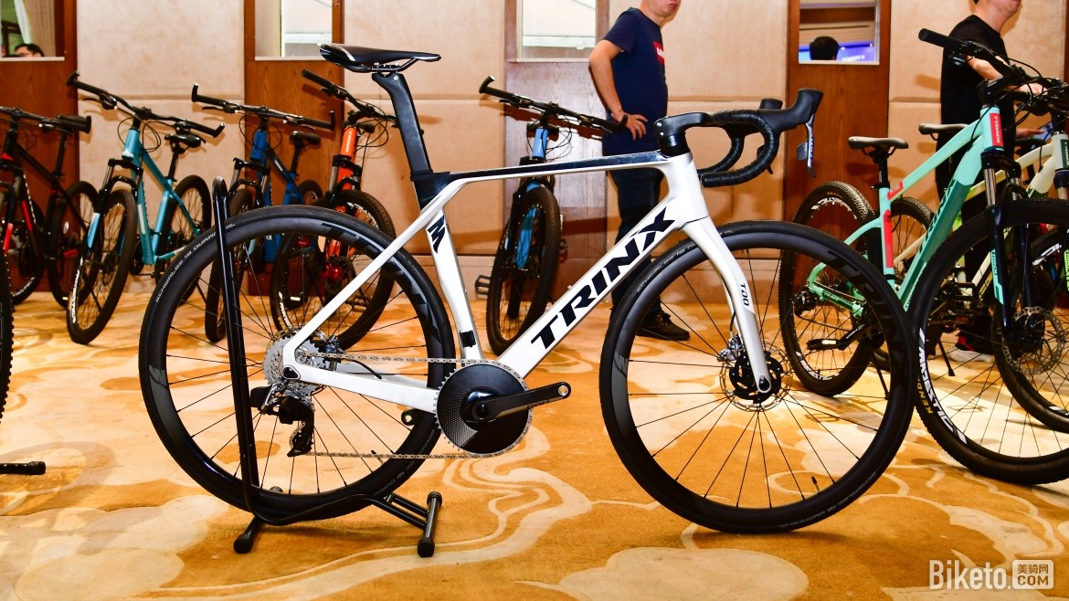 千里达旗舰公路车龙卷风tdo team,整车重量为7kg▲搭配sram red