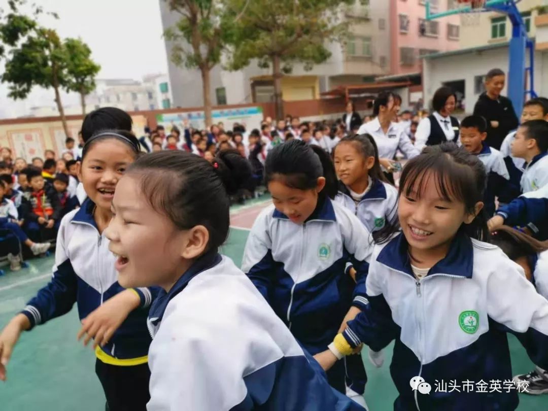 心的凝聚力的较量记金英学校小学部拔河比赛