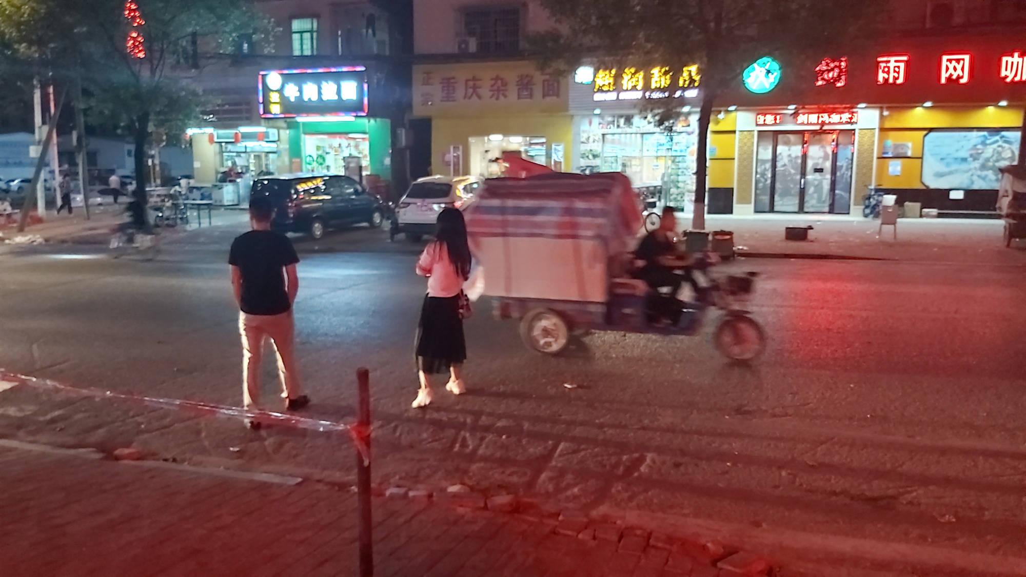 夜逛东莞塘厦田心商业中心,看看当地的夜生活