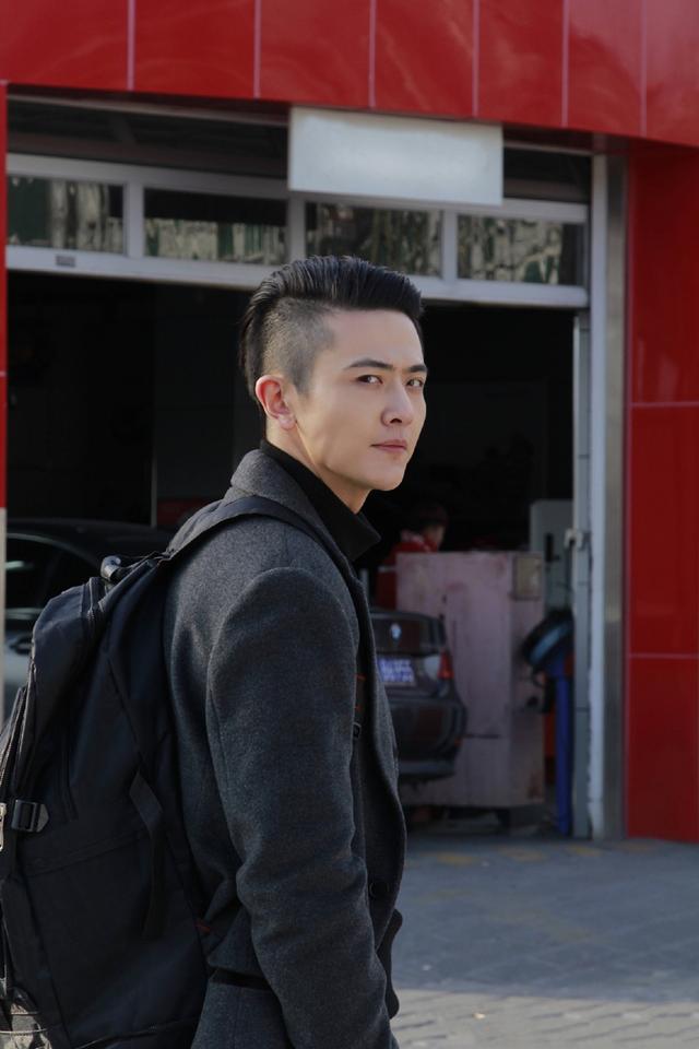 庆余年二皇子刘端端戏里凭白眼圈粉不想戏外如此优雅帅气