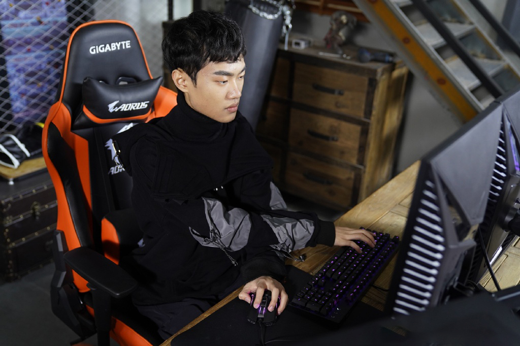 knightk皇还有一个外号叫做"黄金左手",因为拳头规定