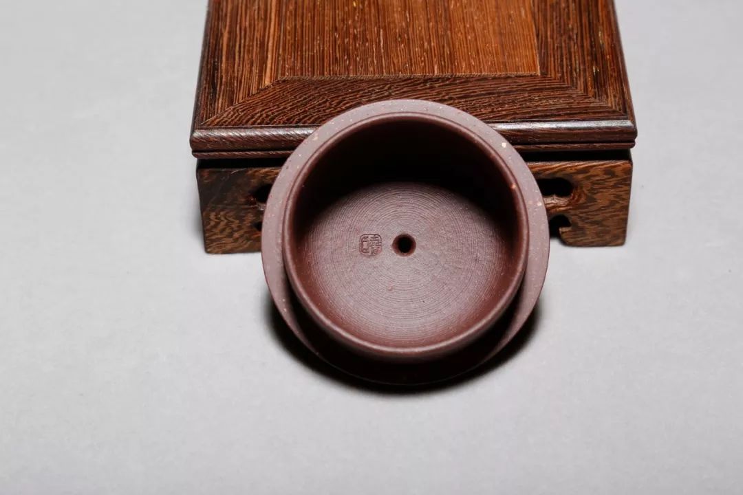 紫砂壶盖内的螺旋纹是手拉壶的标志