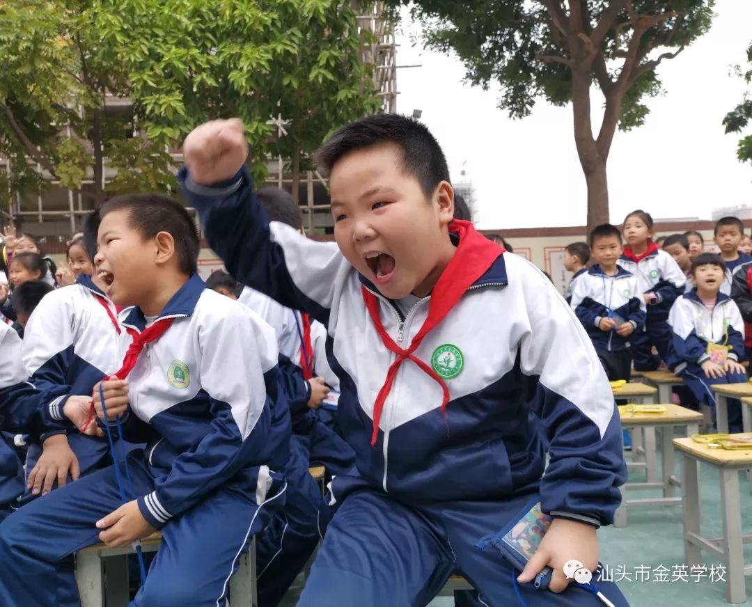 心的凝聚力的较量记金英学校小学部拔河比赛
