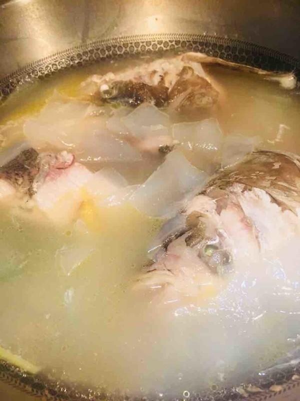 7.粉皮放入煮熟的魚頭湯稍煮,粉皮變透明即可食用.