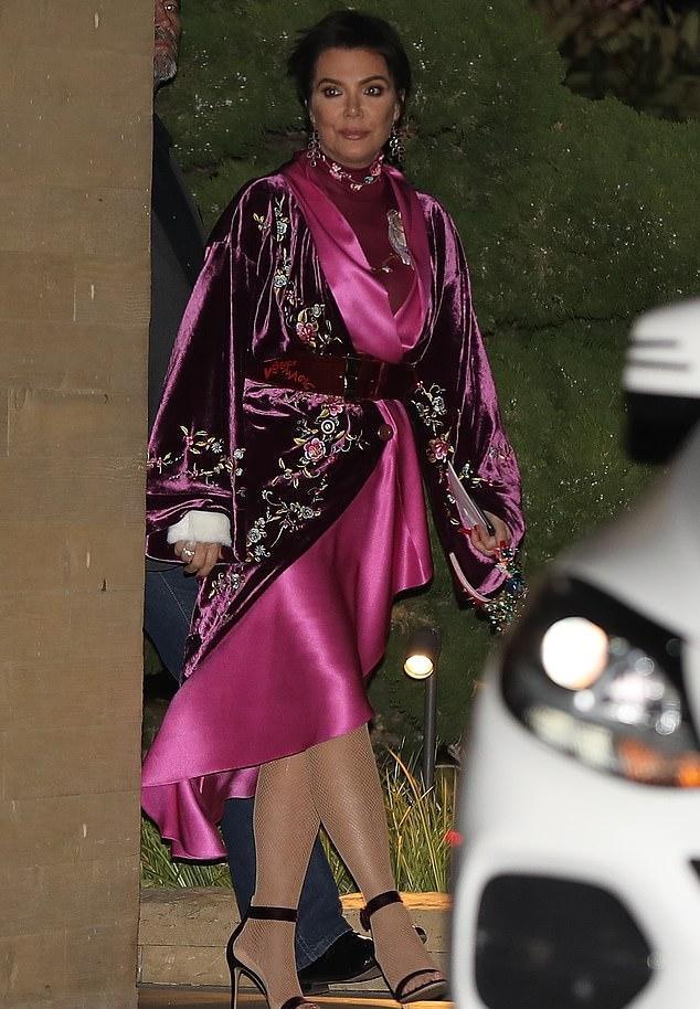 金卡戴珊一身紫色皮裙这么勒不难受64岁老母亲脚踩恨天高超拼