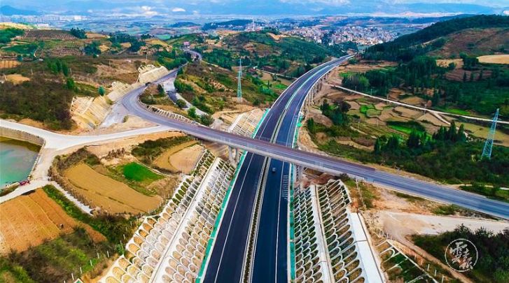 于2017年8月1日动工建设的石林至泸西高速公路(红河段)正式通车试运行