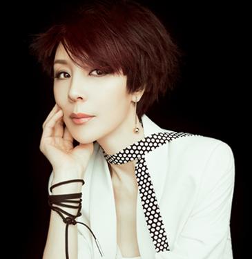 岳秀清是著名的话剧演员和影视演员,也曾陪丈夫一起出演了《人民的