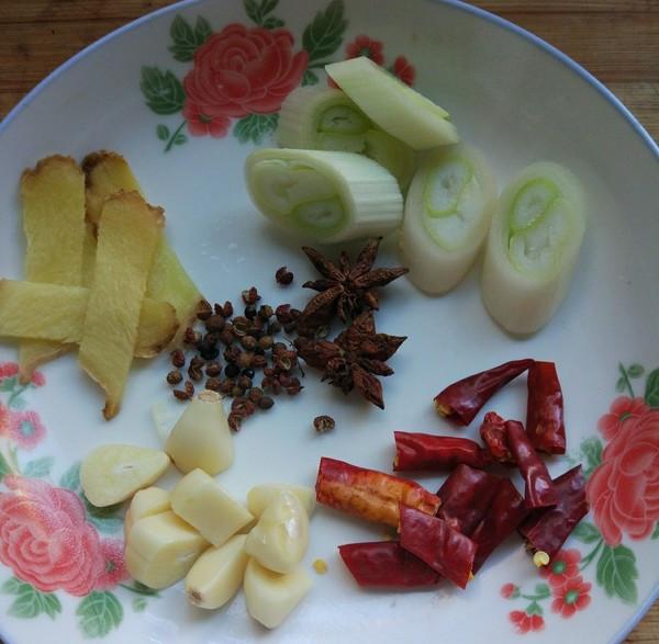 4.姜切片,葱切段,大蒜切块,干辣椒切段,与大料,花椒一起待用.