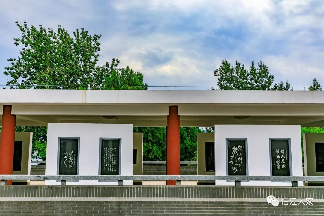 西柏坡丰碑林的460余块题词碑刻,或回忆当年,或赞誉西柏坡在中国革命