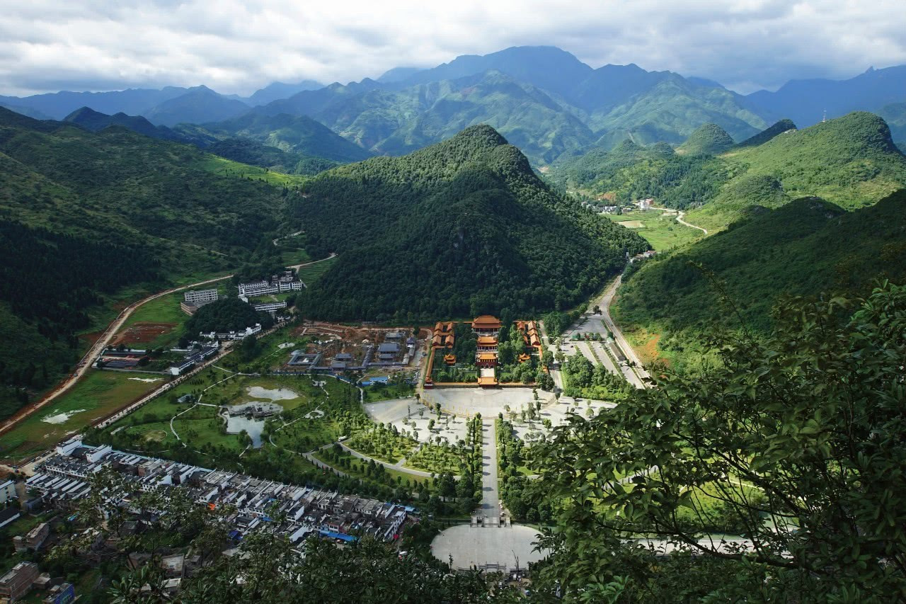 第二站:看完一道美麗的風景後,我們又開車來到了九嶷山, 九嶷山九峰