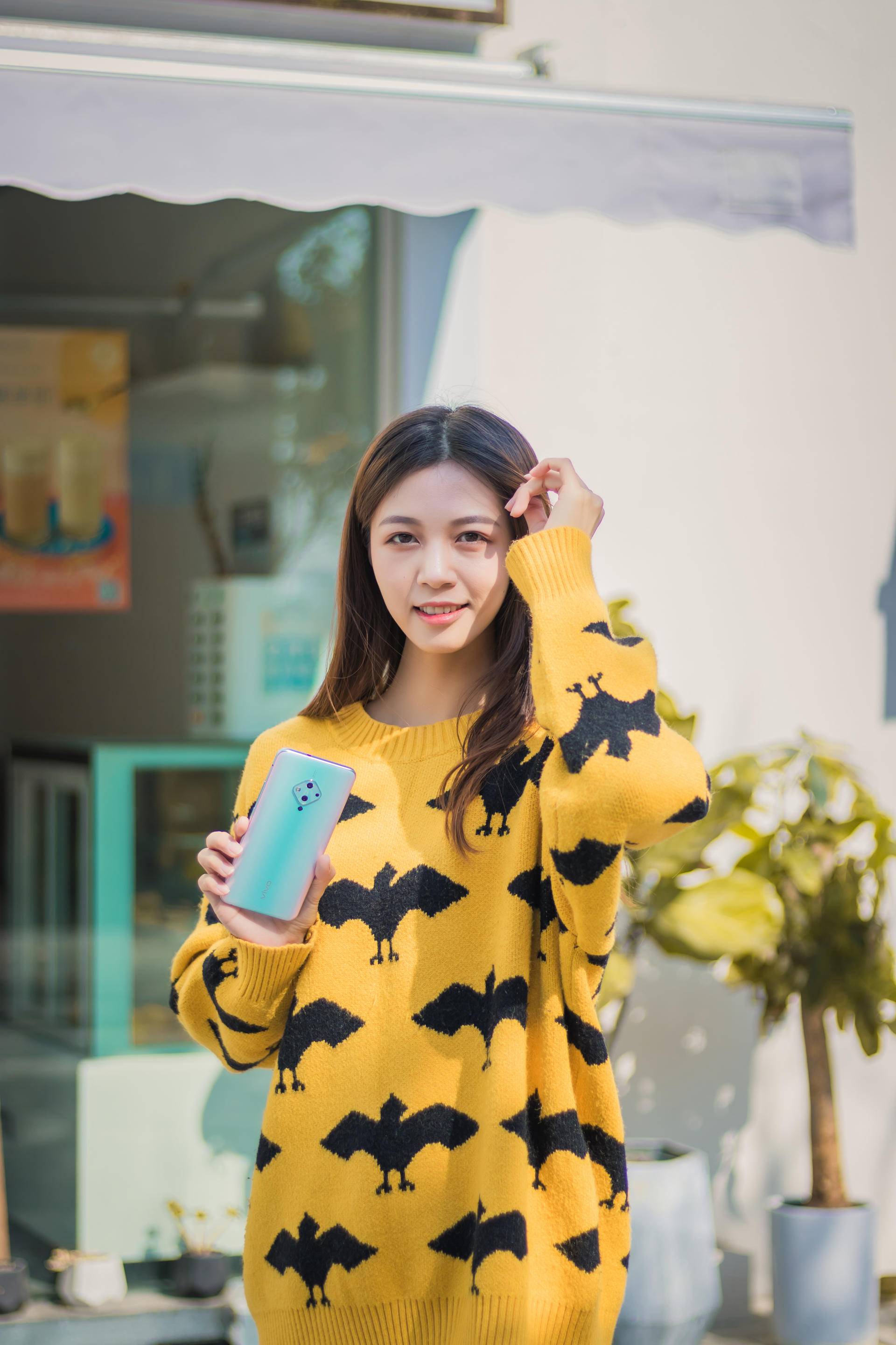 s5是一款无法被忽视的手机,对于爱美的小姐姐而言,vivo s5既是日常