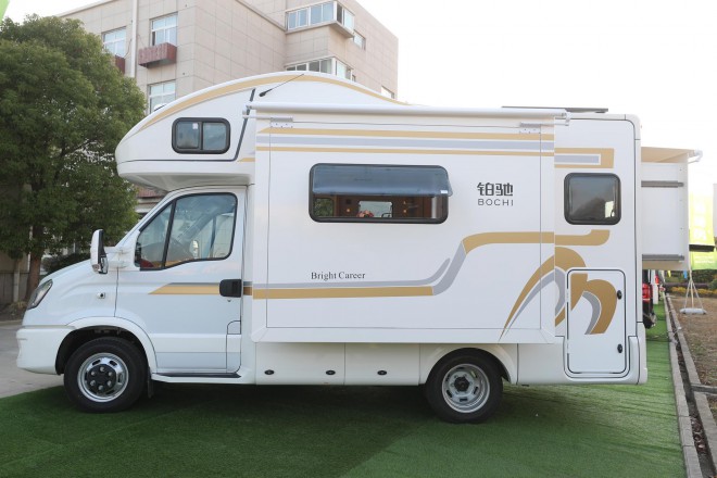 高水准设计及装配工艺铂驰房车旅行家依维柯双拓展c型房车实拍