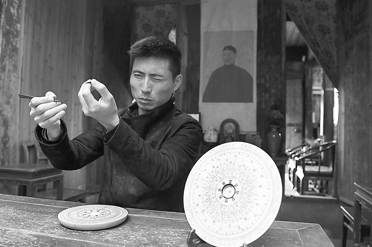 黄山市休宁县的千年古镇万安老街,有个吴鲁衡罗经老店手工作坊.