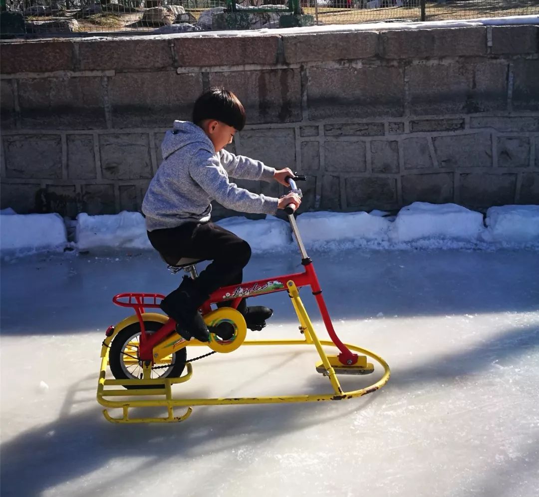 冰上自行车带上小雪橇,从雪道最高点冲刺而下,欢声笑语中,带给孩子们