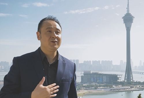 曾红极一时的澳门歌手黄伟麟,隐退10年娶妻生女,回归政府公务员