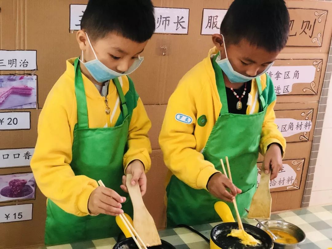 娃娃家:小班的宝贝可以进行角色扮演哦~看我的自然角:在这里,宝贝们