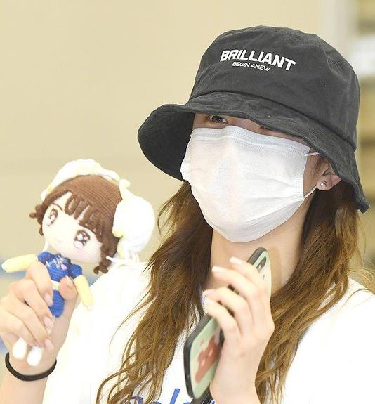 明星颜值翻车!宋雨琦忘化眼妆现身机场,眼睛真小,粉丝不敢相认