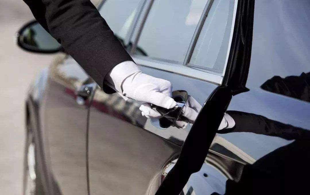 月薪轻松上万,富豪专职司机,真有那么好当?