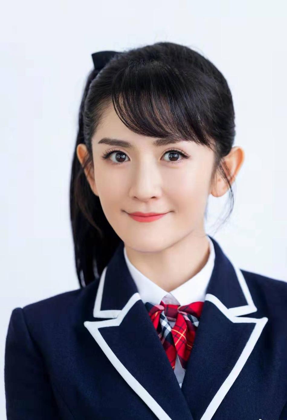 谢娜再现楚雨荨经典扮相 扎高马尾穿制服少女感足