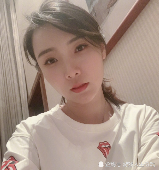 斗鱼主播女流展示游戏机羡煞粉丝,粉丝随口一言,女流主动送大礼