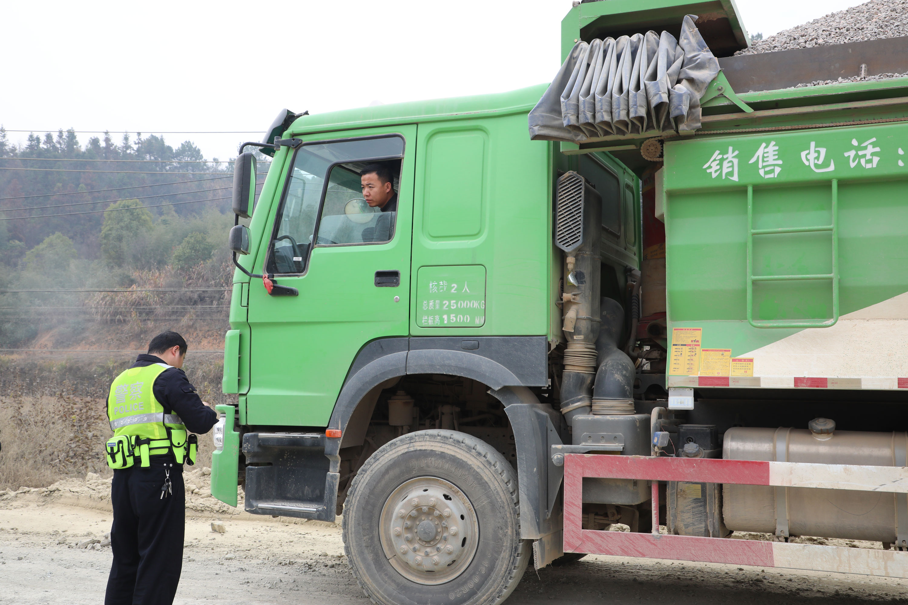 阳新交警进木港镇多处建筑工地,加工厂开展货车摸底考查行动