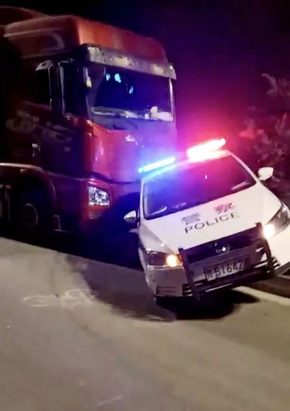 绵江路上大货车撞上警车司机竟然弃车逃跑