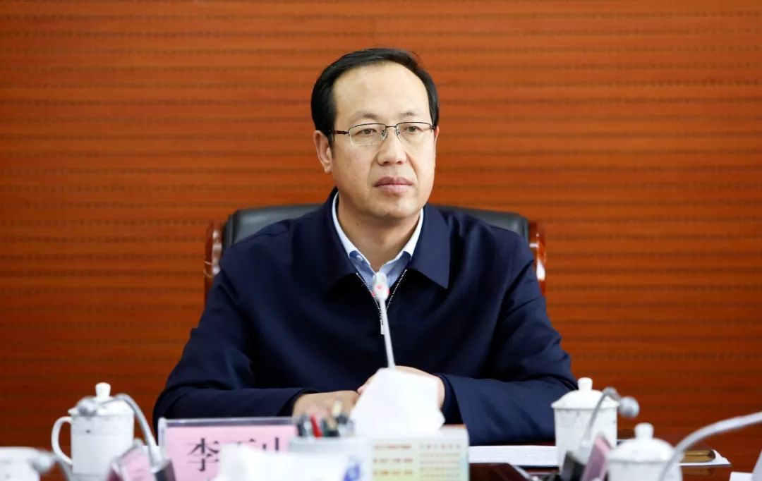 12月18日下午,区委副书记,政府区长李玉山主持召开区政府第39次常务