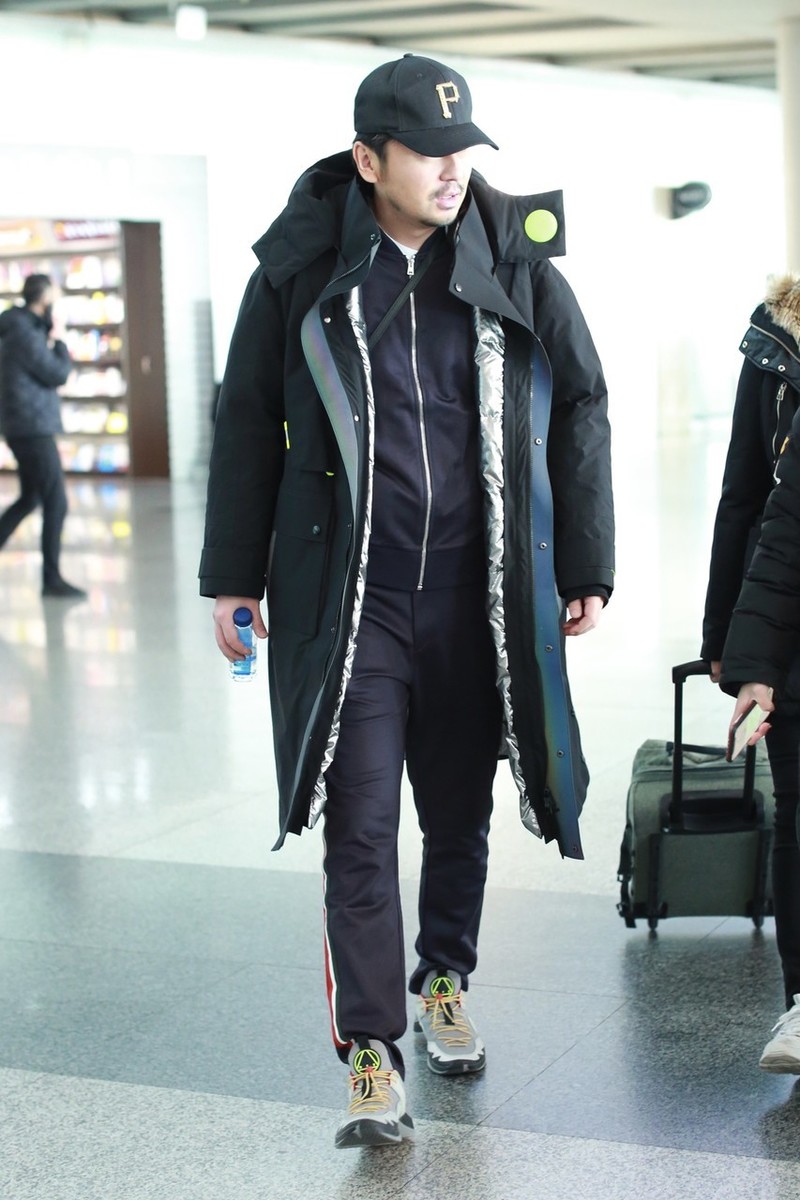 雷佳音低调走机场,黑色系造型宛如路人,为显头小戴棒球帽_运动
